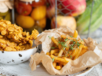 Traški vištiena su gruzdintomis bulvytėmis ir padažu iš restorano „Višta Puode“ Kaune. Naminis rudens meniu patiekalas, lietuviška virtuvė, šeimos restoranas Kauno centre.