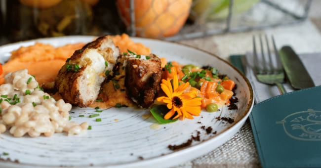 Vištienos kepsnys „Astra“ iš restorano „Višta Puode“ Kaune – patiektas su šiltu pupelių troškiniu ir saldžiųjų bulvių piure. Naminis rudens meniu patiekalas iš lietuviškos virtuvės, šeimos restoranas Kaune.