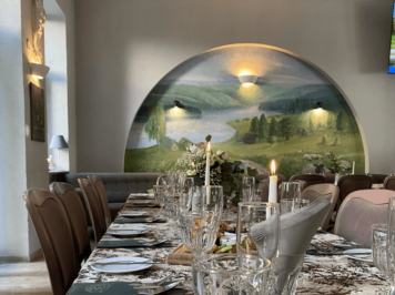 Uždara salė gedulingiems pietums Kaune, stalas paruoštas iki 60 svečių