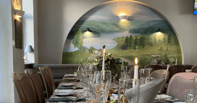 Uždara salė gedulingiems pietums Kaune, stalas paruoštas iki 60 svečių